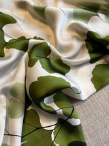 Écharpe longue à imprimé de feuille de ginkgo en soie simulée avec fleurs