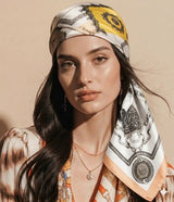 Foulard carré en satin imprimé