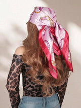 Foulard carré en satin imprimé rose
