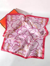 Foulard carré en satin imprimé rose
