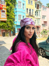 Foulard carré en satin imprimé rose