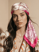 Foulard carré en satin imprimé rose
