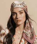 Foulard carré en satin imprimé rose pâle
