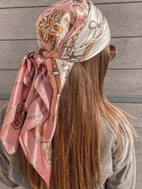 Foulard carré en satin imprimé rose pâle