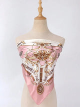 Foulard carré en satin imprimé rose pâle