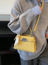 Sac à main de femme décoré d'un foulard en soie haut de gamme et élégant
