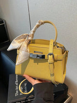 Sac à main de femme décoré d'un foulard en soie haut de gamme et élégant